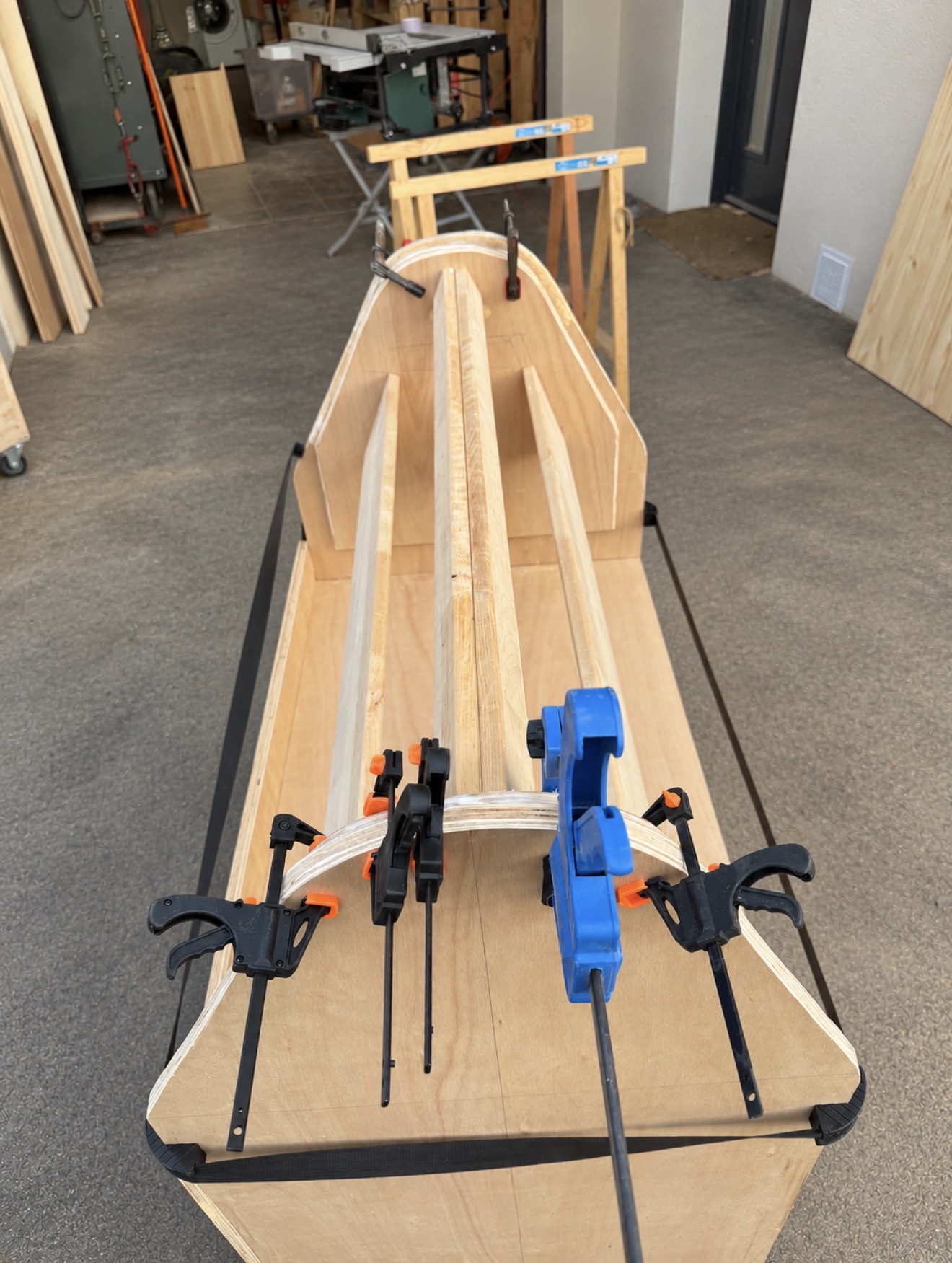La Servante en cours d'assemblage vue dans la longueur, avec serre-joints