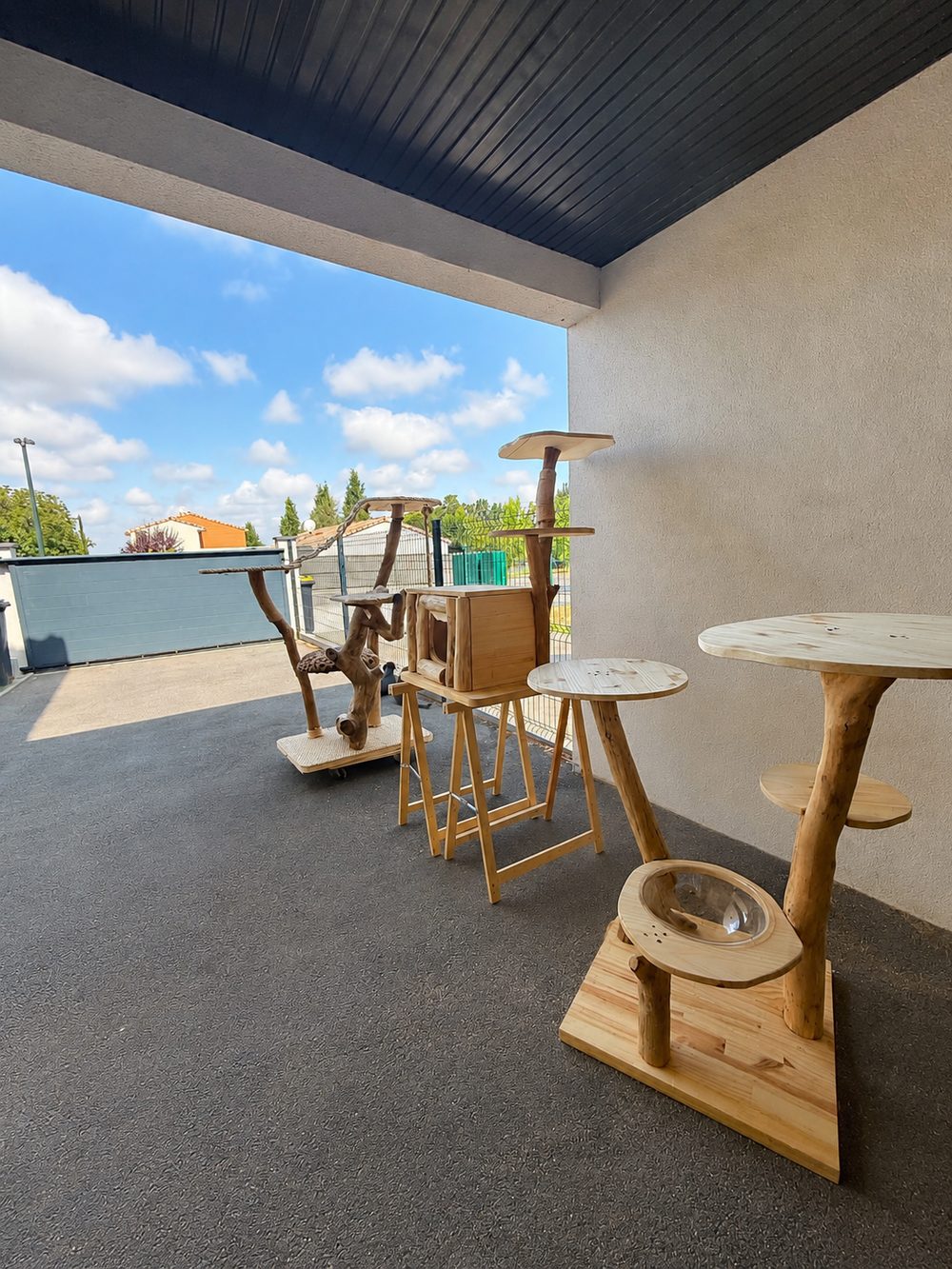 Vue de l'atelier avec plusieurs créations en cours de fabrication