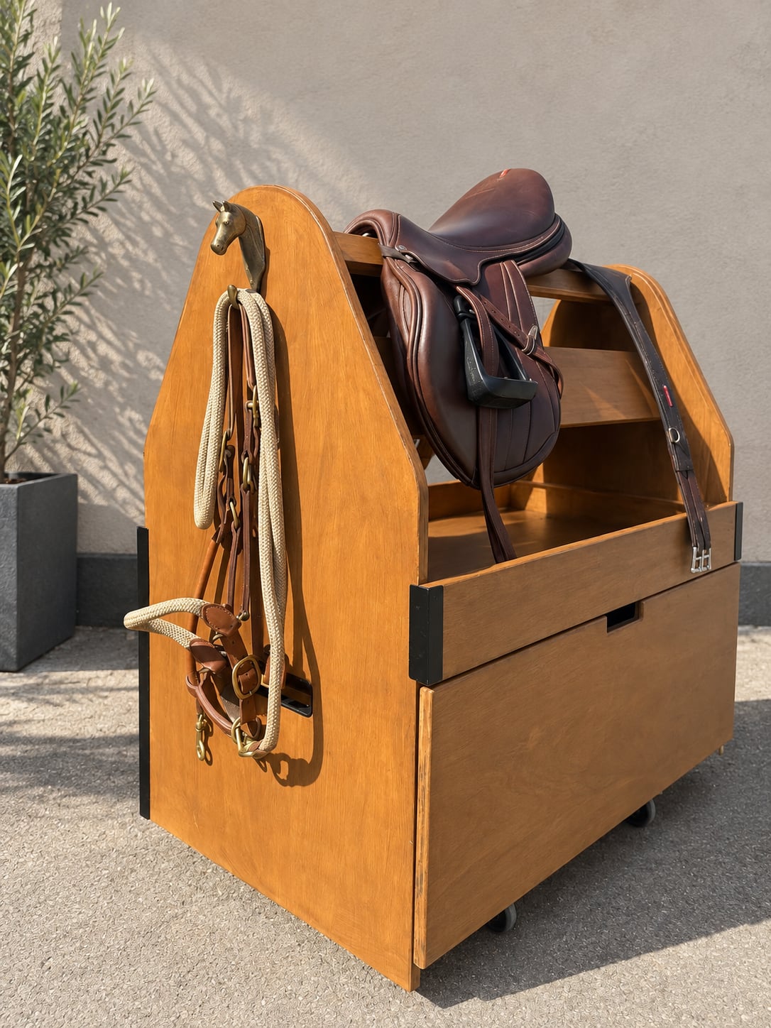 La Servante — détail crochet tête de cheval